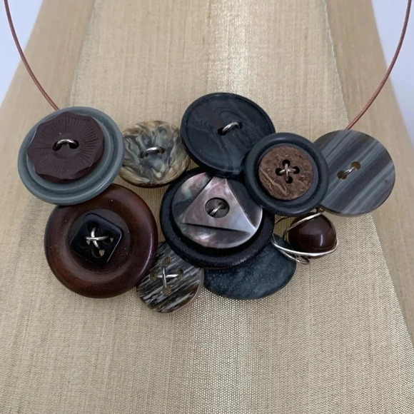 Buttons -  necklace - Picture 2 of 8